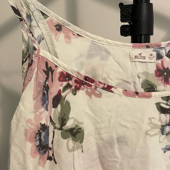 Hollister flowing floral tank top - Picture 2 of 3